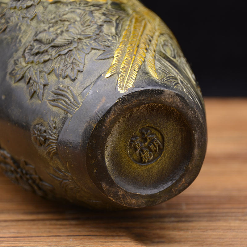 Bottom of vase showing maker mark