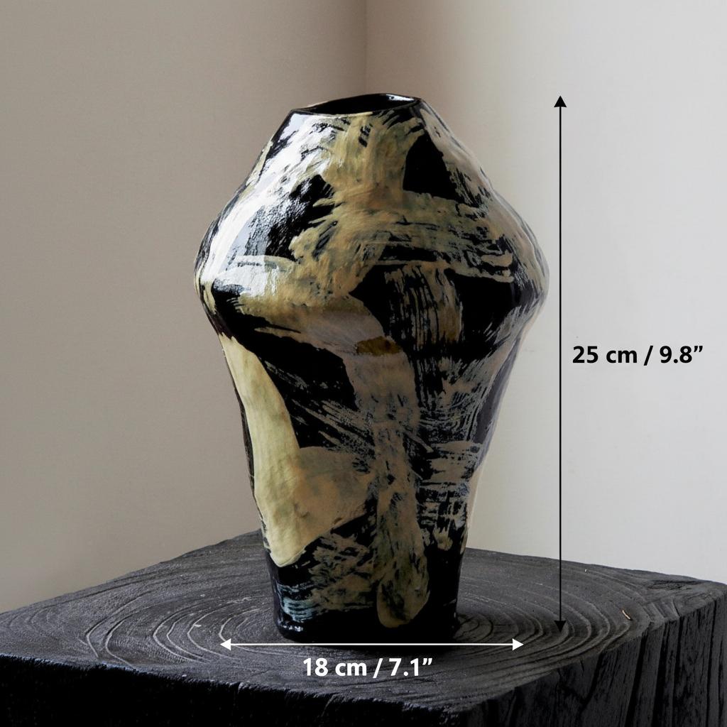 Dimensions diagram of black abstract ceramic vase