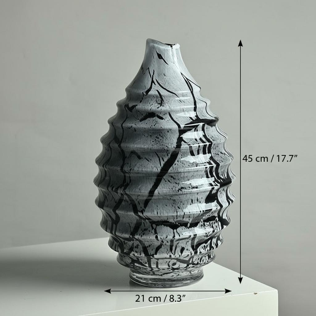 Medium glass vase dimensions and scale