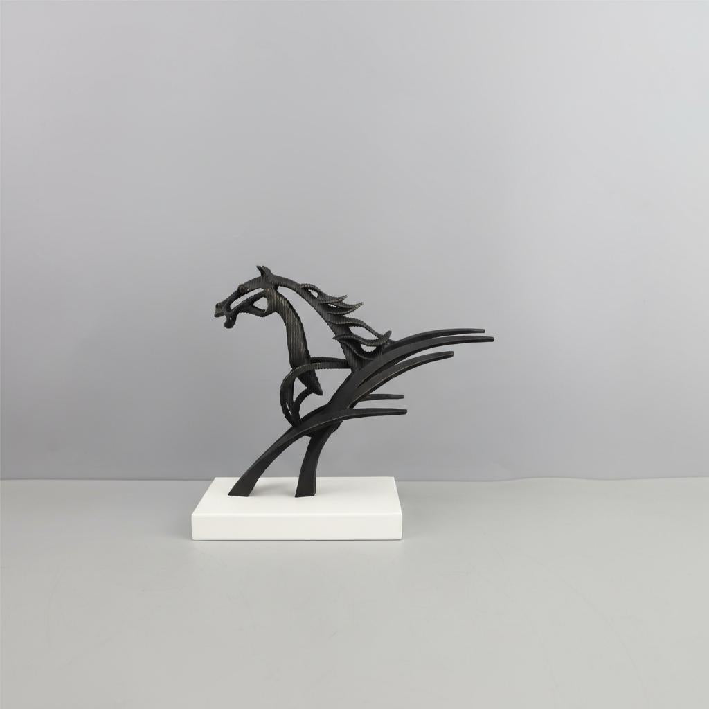 Dimensions diagram of the medium horse sculpture