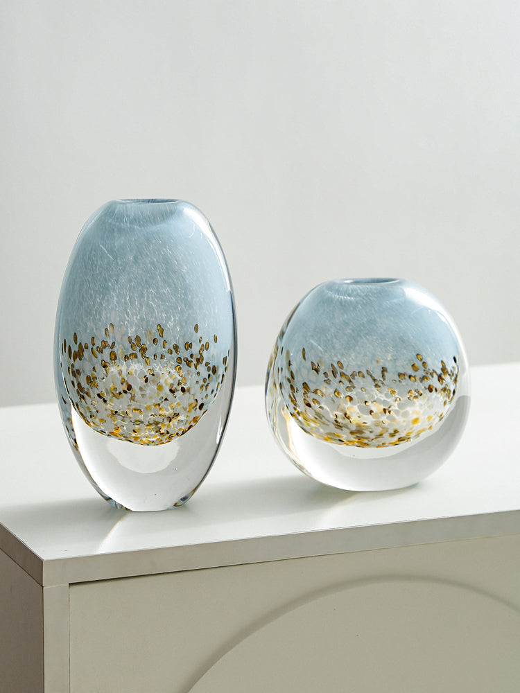 Dimensions diagram of medium round blue glass vase