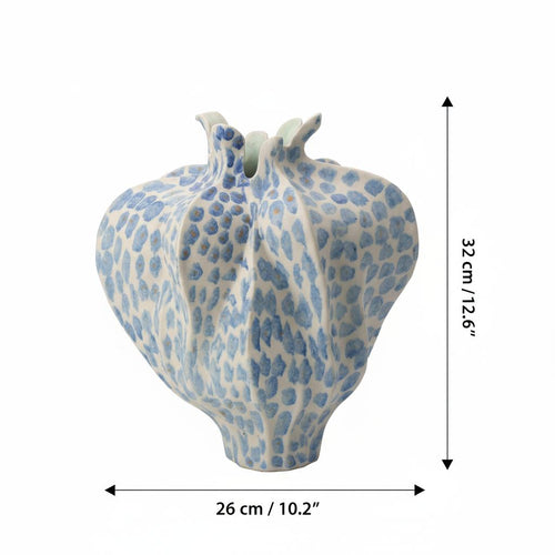 Dimensions view of blue and white ceramic vase with height and width