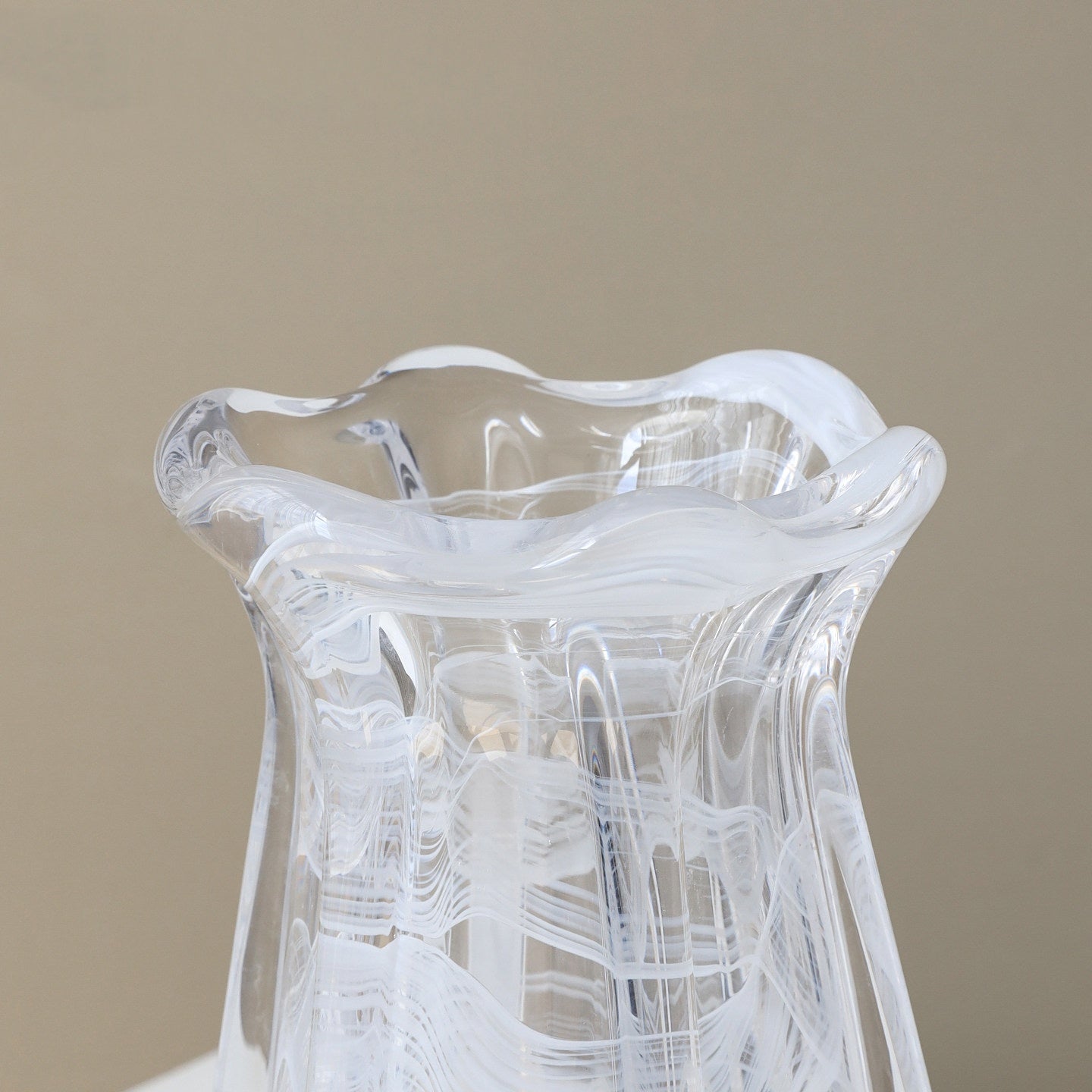 Detail of wavy rim and white glass patterns