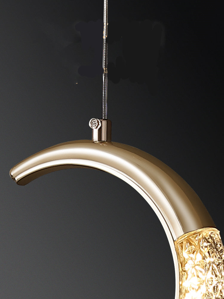 Close up of gold alloy finish and suspension wire