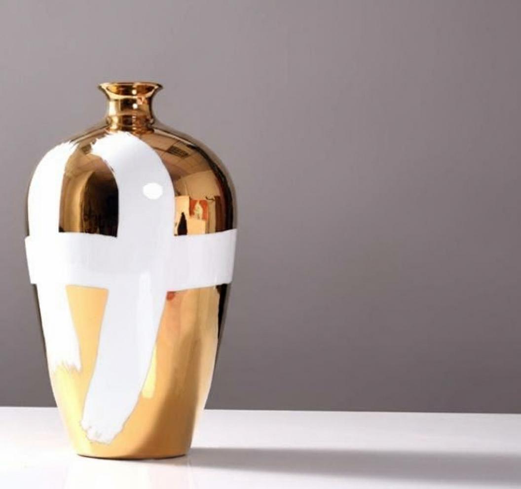 Medium gold and white ceramic vase dimension diagram