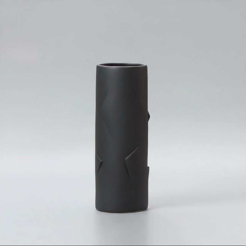 Large matte black vase dimensions 44cm height