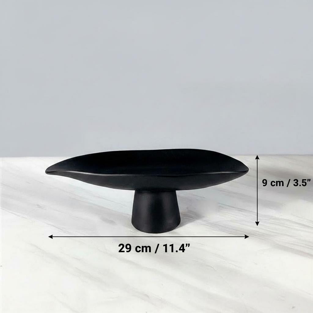 Dimensions of medium black resin tray showing 29cm width and 9cm height