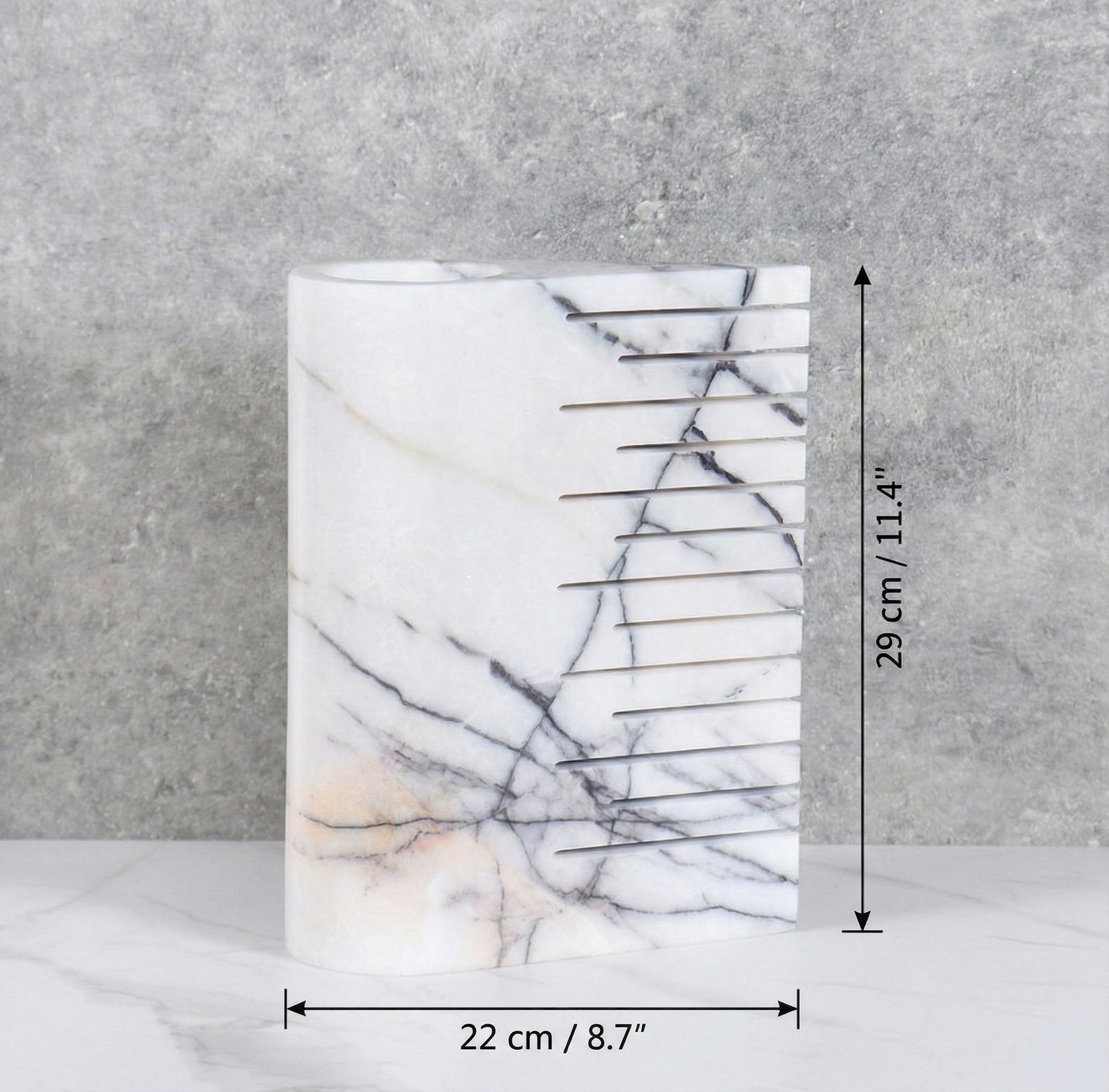 Medium white marble vase with dimension overlays indicating 22cm width and 29cm height