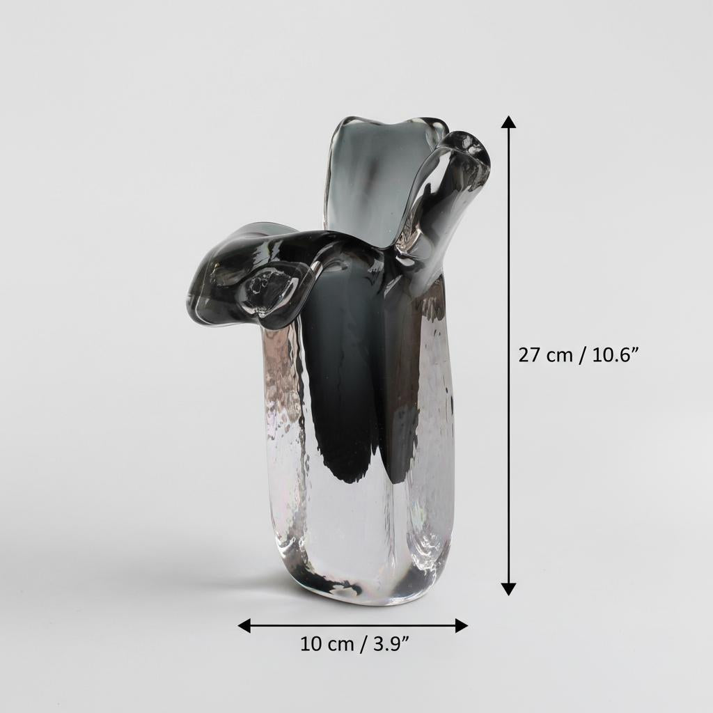 Dimensions of medium glass vase measuring 27 cm in height