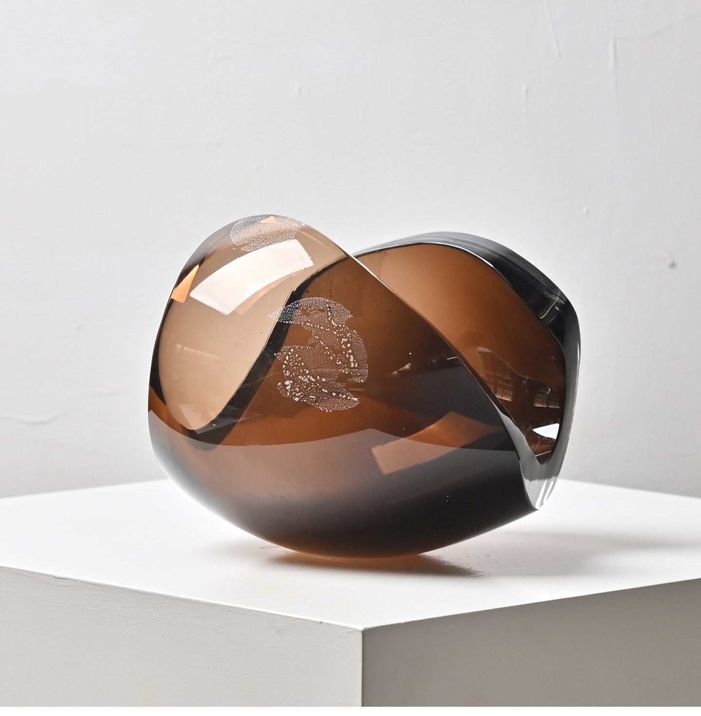 Side profile showing curved glass thickness