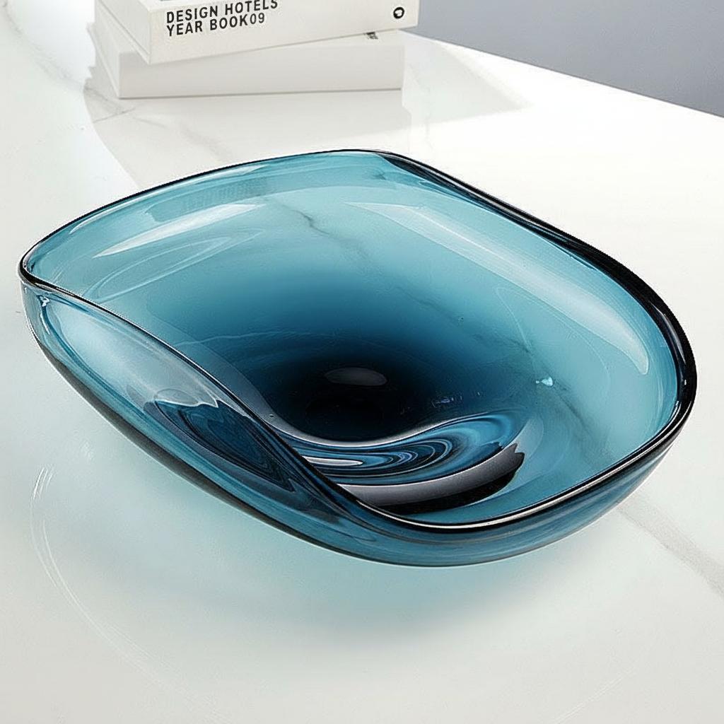 Side profile showing fluid glass curves